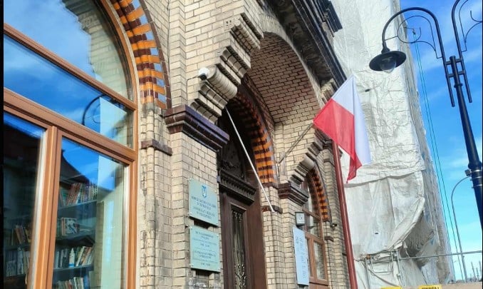 Nieznani sprawcy zerwali ukraińską flagę przy wejściu do Honorowego Konsulatu Ukrainy w Przemyślu. Fot: x.com
