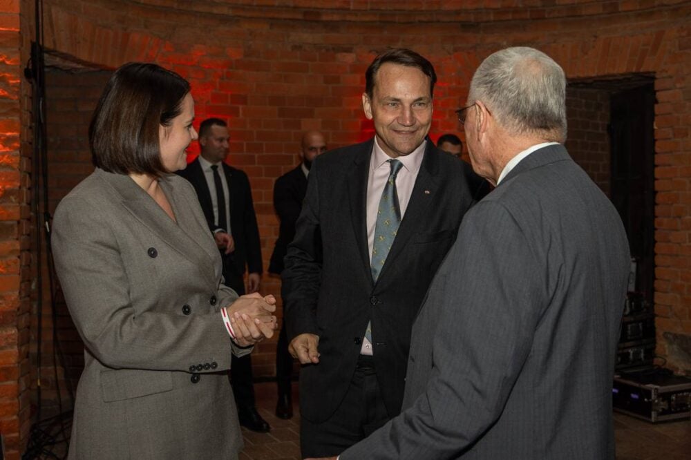 Rozmawiają Cichanouska, Sikorski i Kellog. Fot: @tsikhanouskaya