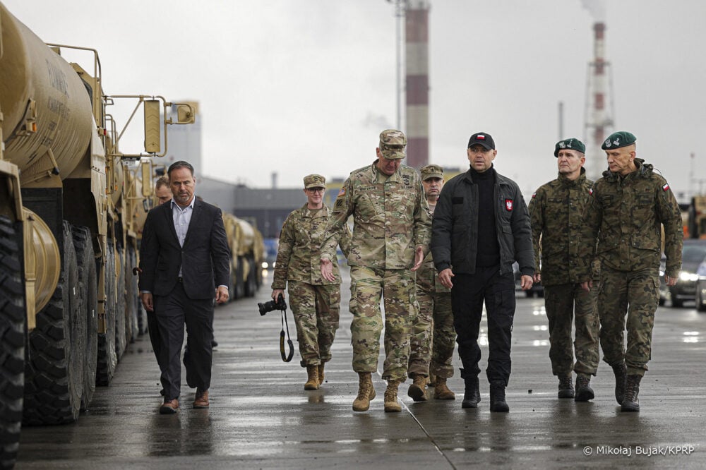 Prezydent Karol Nawrocki z żołnierzami 598_Brygady_Transportowej US Army. Fot. Mikołaj Bujak KPRP