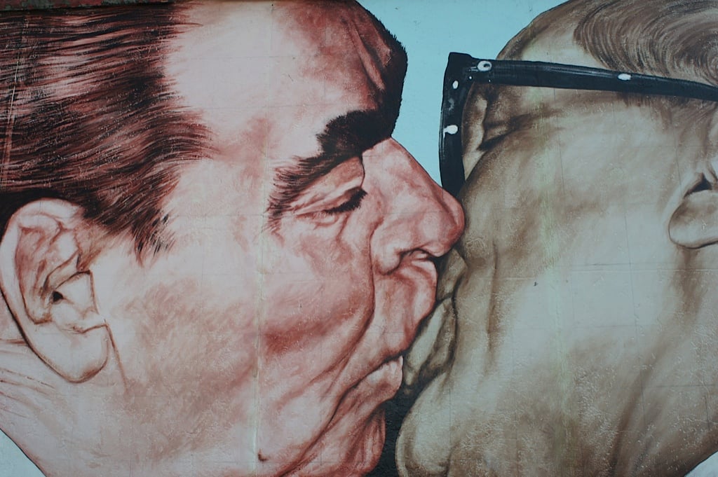 Brezniew całuje się Honeckerem. Fragment muralu w Berlinie
