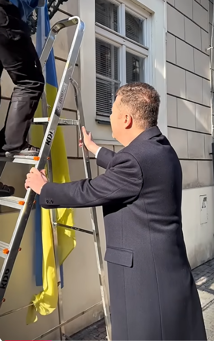 Przewodniczący czeskiego parlamentu asystuje przy usuwaniu ukraińskiej flagi
