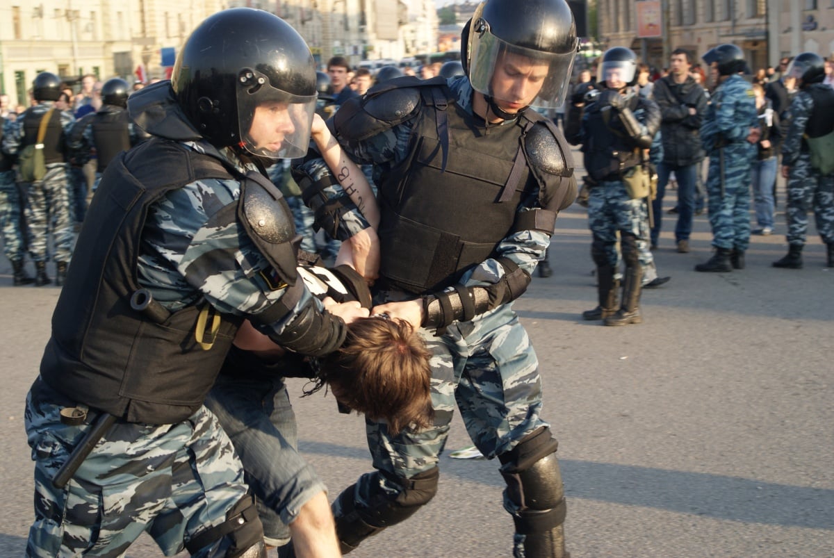 Rosyjscy policjanci i zatrzymany manifestant