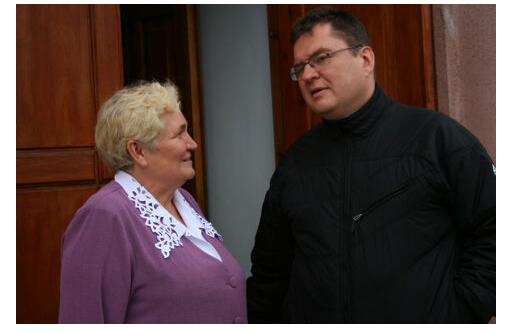 Pani Teresa Sobol i Andrzej Poczobut. Fot: Iness Todryk Pisalnik?Znadniemna.pl