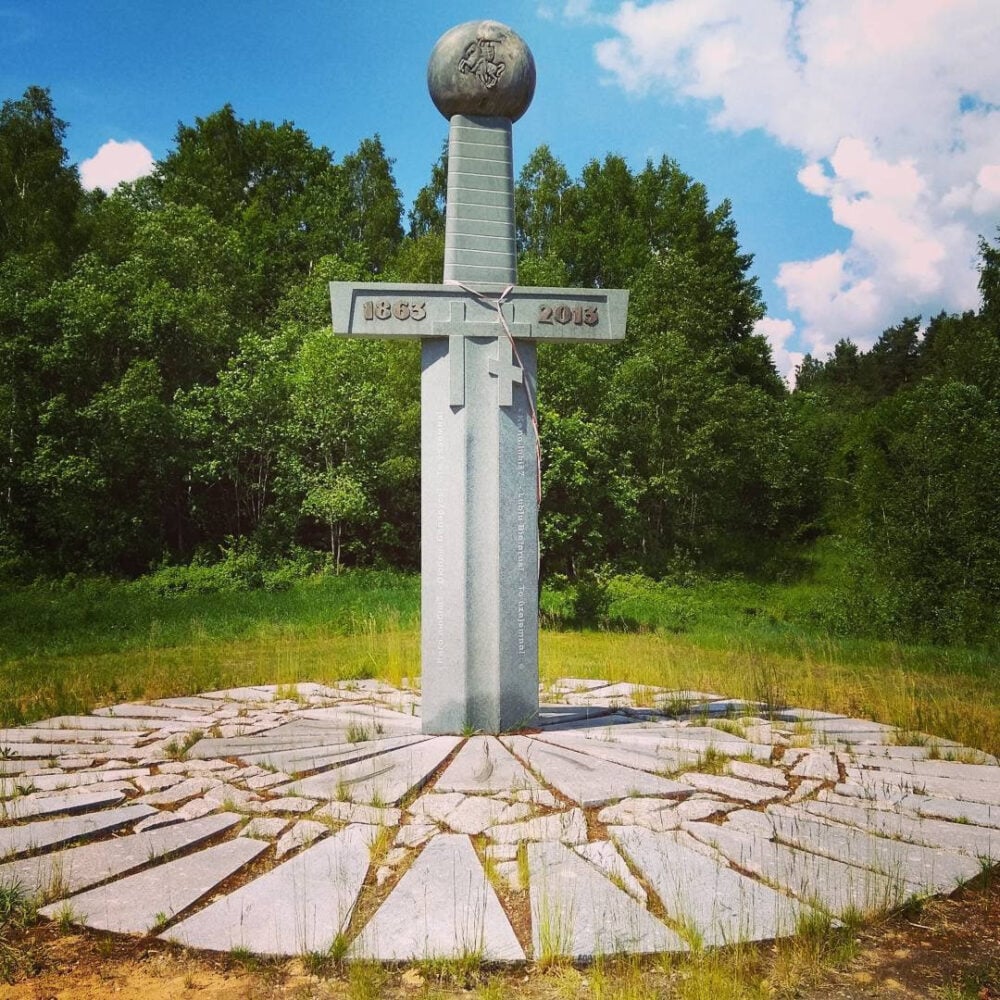Pomnik powstańców z 1863 roku w Słobódce, rejon ostrowiecki, przed jego zniknięciem.