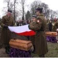 Pogrzeb żołnierzy WP w Mościskach. Fot: PrtSc/youtube.com/@KurierGalicyjski