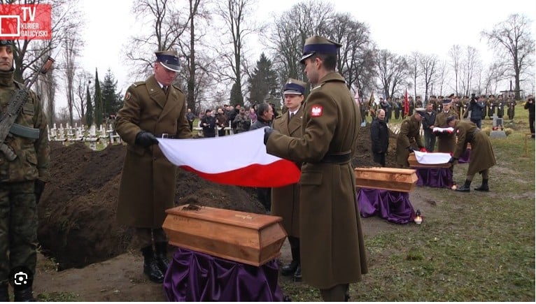 Pogrzeb żołnierzy WP w Mościskach. Fot: PrtSc/youtube.com/@KurierGalicyjski