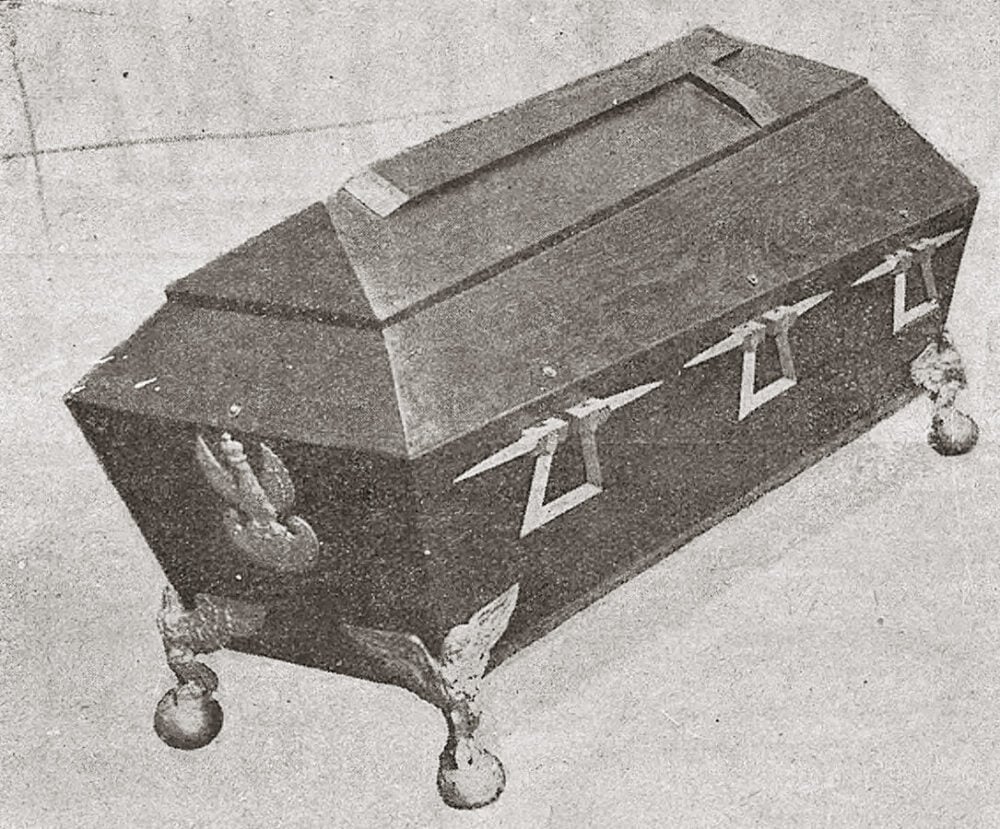 Sarkofag Nieznanego Żołnierza z drzewa dębowego z dodatkami ze srebrzonego brązu. Według projektu St. Ostrowskiego, wykonany przez firmę P.W. Łopacki z Warszawy. Nowości Ilustrowane