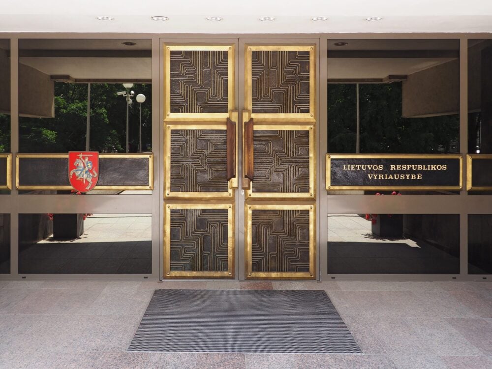 Główne wejście do siedziby Rządu Republiki Litewskiej© Gintaras Jonuška/vle.lt