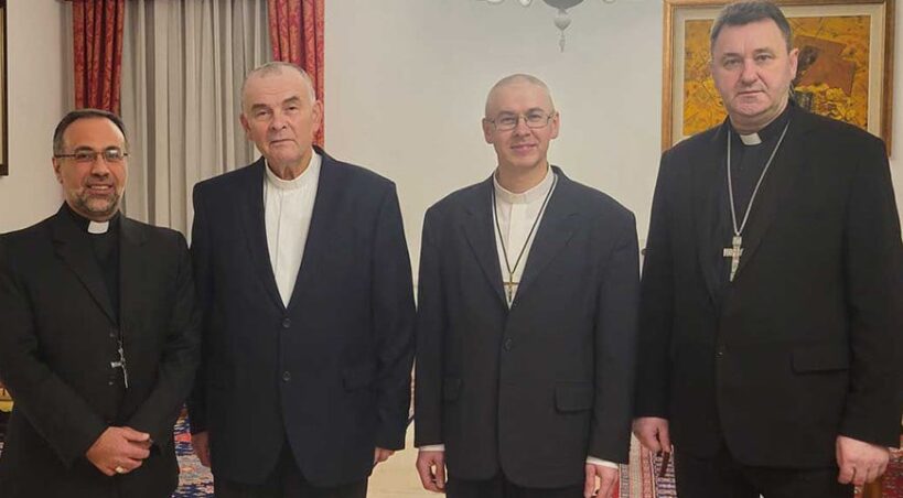 Nuncjusz apostolski Ignazio Cefalia, Henryk Okalatowicz, Andrzej Juchniewicz i abp Józef Staniewski zaraz po zwolnieniu księży. Zdjęcie: Konferencja Biskupów Katolickich