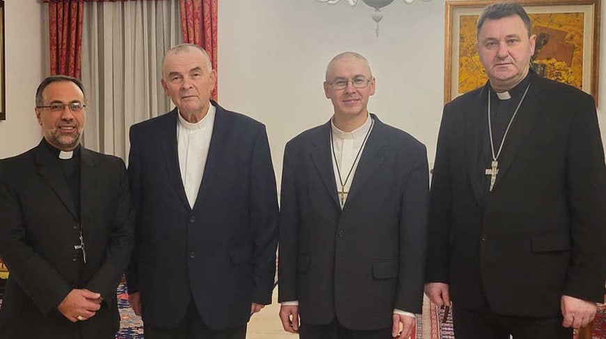 Nuncjusz apostolski Ignazio Cefalia, Henryk Okalatowicz, Andrzej Juchniewicz i abp Józef Staniewski zaraz po zwolnieniu księży. Zdjęcie: Konferencja Biskupów Katolickich