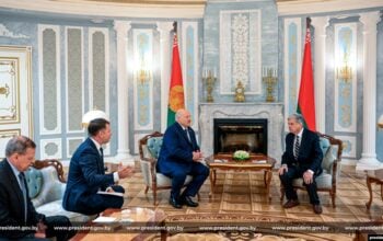 Cena wolności. Łukaszenka wymienił więźniów politycznych na nawozy dla Ameryki