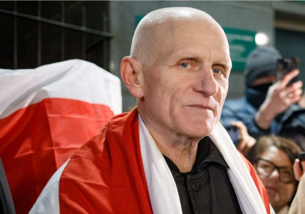 Aleś Bialacki w pobliżu ambasady USA w Wilnie na Litwie. 13 grudnia 2025 r. Zdjęcie: Biełsat