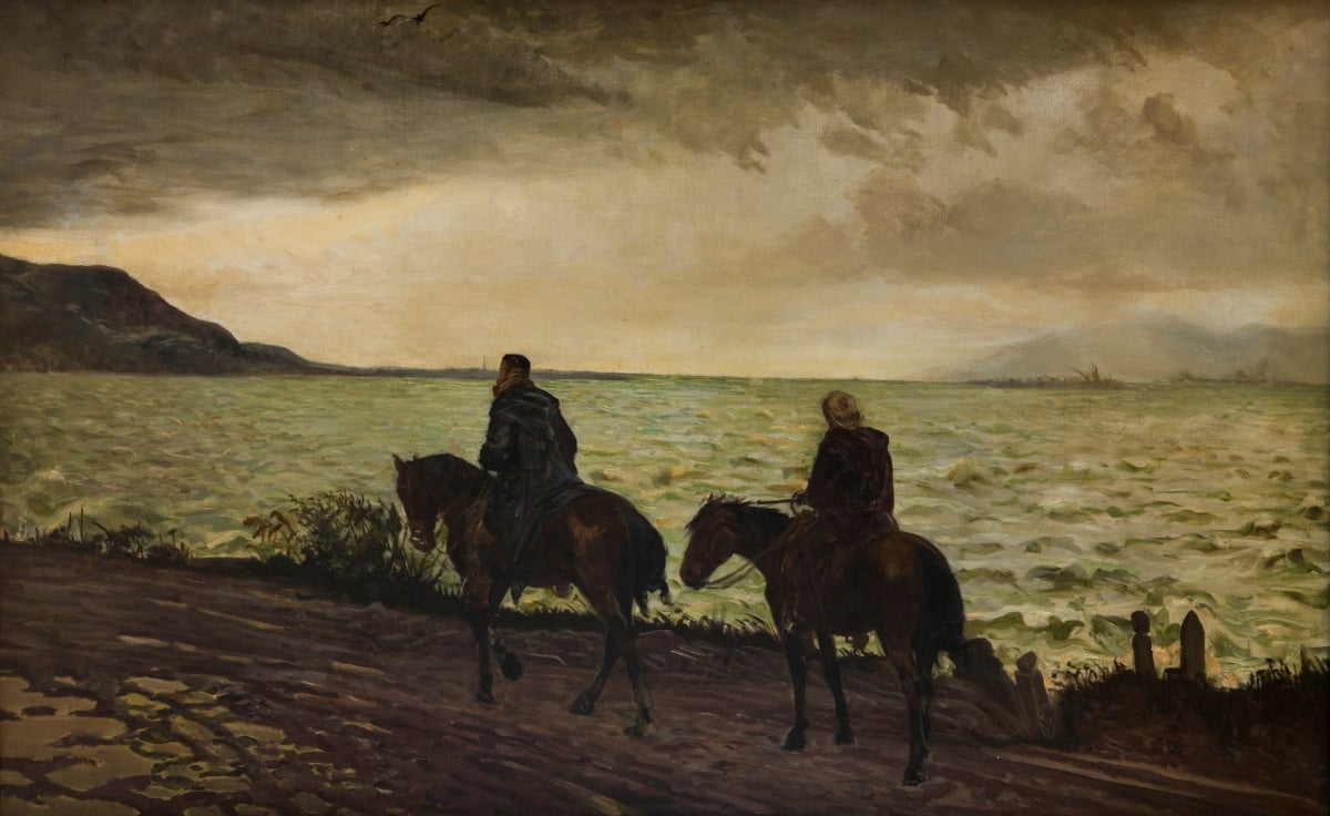 Dwie postacie jadące konno wzdłuż brzegu jeziora. W tle po lewej skalisty brzeg, niebo zachmurzone.