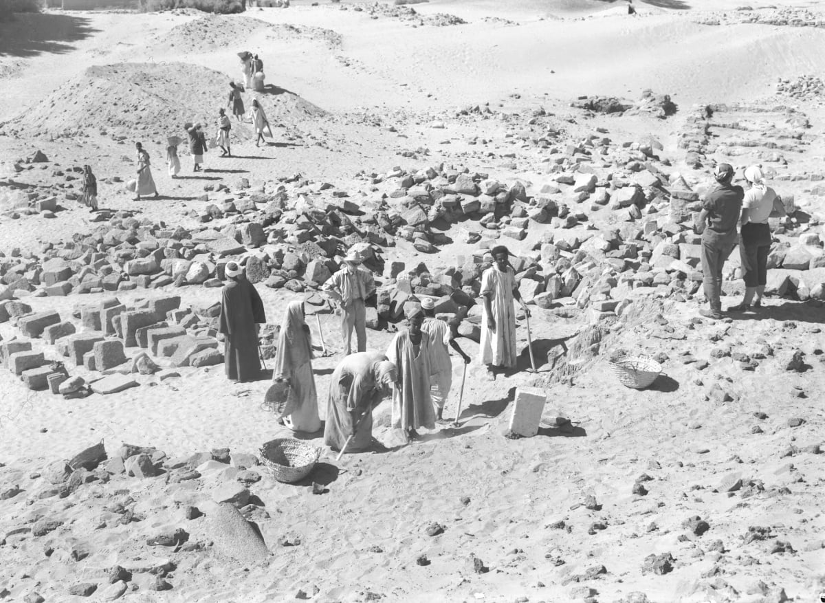 Kazimierz Michałowski podczas prac archeologicznych w Faras