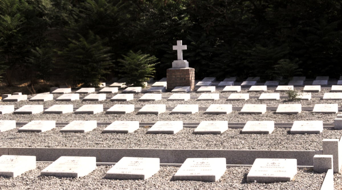 Polski Cmentarz w Teheranie. Pochowani są tampochowani polscy wychodźcy z ZSRR, żołnierze Armii Polskiej w ZSRR gen. Władysława Andersa oraz cywile, w tym dzieci, którzy opuścili Związek Radziecki w trakcie tzw. „ewakuacji Armii Andersa” w 1942 roku. Na cmentarzu tym pochowano 1937 osób, w tym 409 wojskowych.