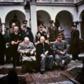Winston Churchill, Franklin Delano Roosevelt i Józef Stalin w pałacowym patio w Liwadii na Krymie