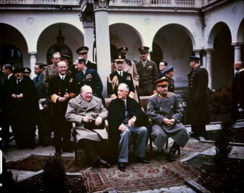 Winston Churchill, Franklin Delano Roosevelt i Józef Stalin w pałacowym patio w Liwadii na Krymie