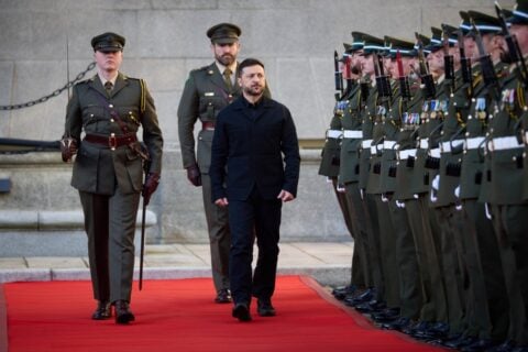 Zełenski leciał do Irlandii. Nad Dublinem śledziły go niezidentyfikowane drony