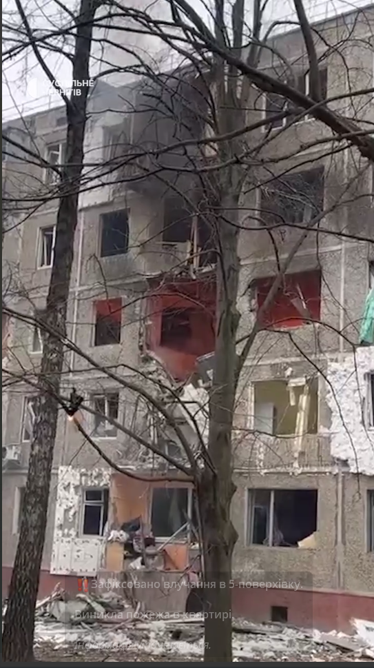 Zniszczony budynek w Czernichowie po rosyjskim ataku dronowym