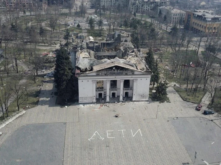 Zniszczony przez Rosjan budynek Teatru Dramatycznego w Mariupolu. Pod gruzami zginęło kilkuset cywilów, w tym dzieci. Fot. www.facebook.com/mariupolrada.gov.ua