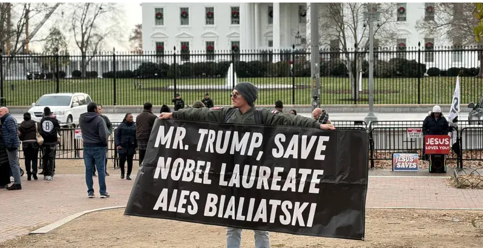 Pikieta w pobliżu Białego Domu. Fot: MayDay