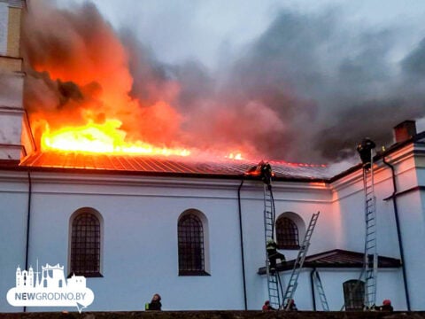 Przypadek? Pożar strawił zabytkowy kościół w „małej Warszawie” na Białorusi (WIDEO)