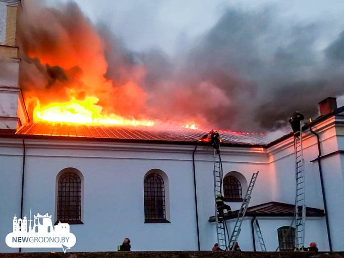 Pożar kościoła w m. Sopockinie. Fot. Newgrodno.by