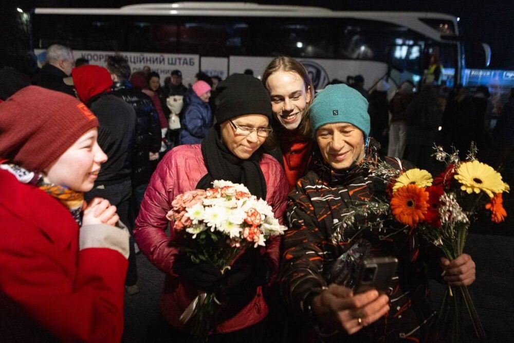 Powitanie więźniów politycznych w Warszawie. Fot: Zerkalo/ Svaboda,org