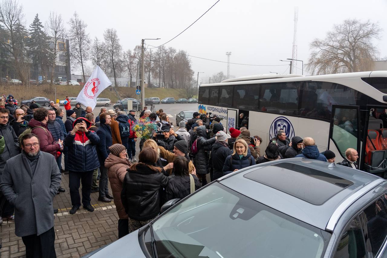 Wilno. Powitanie wypędzonych z Białorusi więźniów politycznych. Fot:  @CabinetBelarus