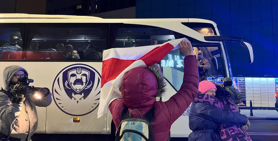 Powitanie więźniów politycznych w Warszawie. Fot: