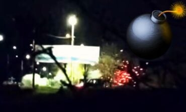 Bum! Nocne rendez-vous pod billboardem gwałtownie przerwane (WIDEO)