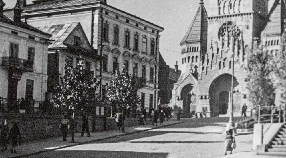 Kościół dominikanów, w którym zbierali się powstańcy. Czortków, lata 1939-1945. / NARODOWE ARCHIWUM CYFROWE