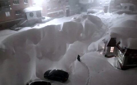 Kraj utonął pod metrami śniegu! 130-letni rekord (WIDEO)