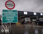 Zakochany w Putinie Włoch nie mógł się zdecydować, w co ma go pocałować. Problem rozwiązali ukraińscy pogranicznicy