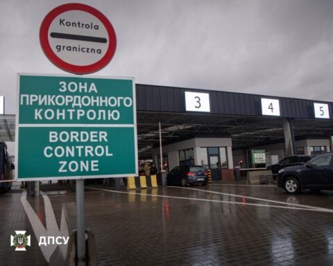 Zakochany w Putinie Włoch nie mógł się zdecydować, w co ma go pocałować. Problem rozwiązali ukraińscy pogranicznicy