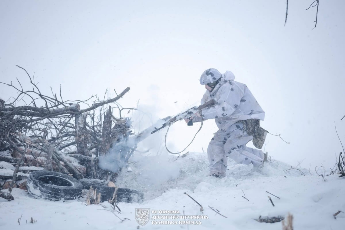 Ukraiński żołnierz atakuje kryjówkę Rosjan