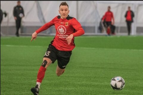 Białoruski gwiazdor futbolu z listy „ekstremistów” atakuje zagraniczne kluby