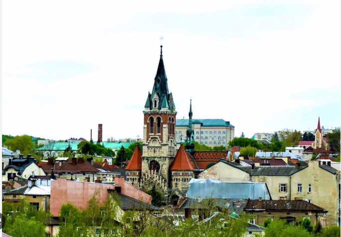 Czortków. Na pierwszym planie widok na kościół dominikanów, w którym zbierali się powstańcy. Fot: travels.in.ua