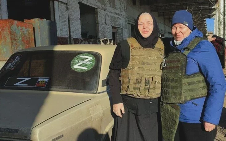 Zakonnica otrzymuje pomoc z klasztoru św. Elżbiety na okupowanym przez Rosję terytorium Ukrainy. Zdjęcie: Klasztor św. Elżbiety