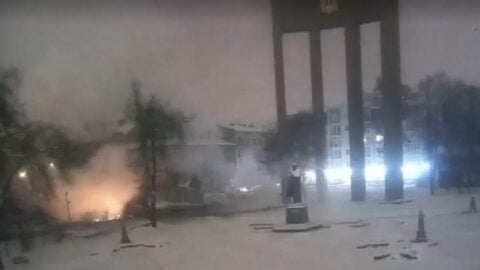 Propagandowy efekt? Rosja namierzyła pomnik Stepana Bandery we Lwowie (WIDEO)