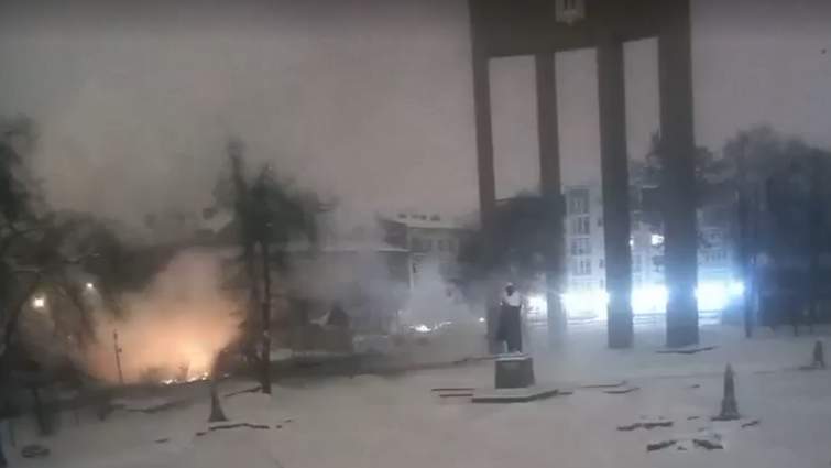 Propagandowy efekt? Rosja namierzyła pomnik Stepana Bandery we Lwowie (WIDEO)