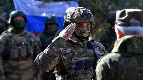 Rozbili nas! Zabierzcie mnie stąd! “Rozumiem. Idziesz naprzód. Świetnie. Przekażę Moskwie”