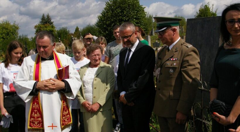 Odsłonięcie w Wołożynie odnowionego pomnika upamiętniającego siedmiu żołnierzy Korpusu Ochrony Pogranicza, którzy zginęli na służbie w latach 1928–1936; z prawej ks. Henryk Okołotowicz, 2019 r. Fot. www.podlaski.strazgraniczna.pl