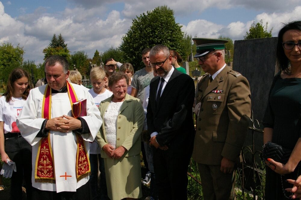 Odsłonięcie w Wołożynie odnowionego pomnika upamiętniającego siedmiu żołnierzy Korpusu Ochrony Pogranicza, którzyzginęli na służbie w latach 1928–1936; z prawej ks. Henryk Okołotowicz, 2019 r. Fot. www.podlaski.strazgraniczna.pl