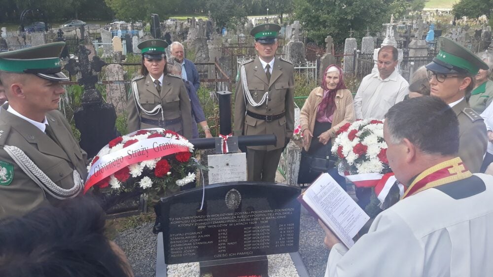 Odsłonięcie w Wołożynie odnowionego pomnika upamiętniającego siedmiu żołnierzy Korpusu Ochrony Pogranicza, którzyzginęli na służbie w latach 1928–1936; z prawej ks. Henryk Okołotowicz, 2019 r. Fot. podlaski.strazgraniczna.pl