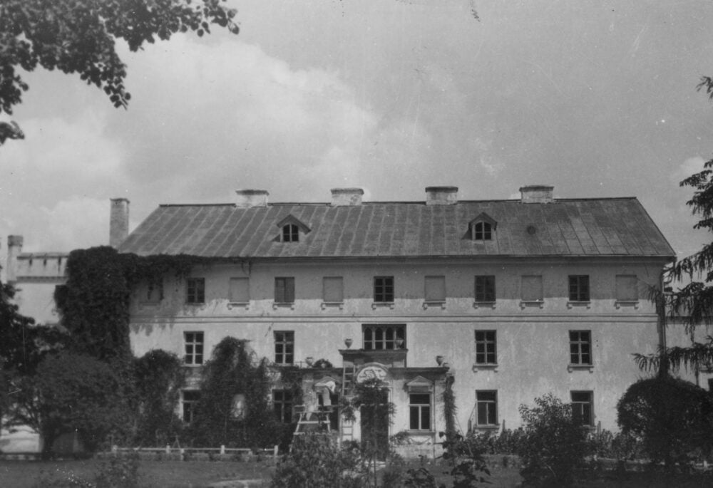 Porzecze, woj. poleskie Drugiej Rzeczpospolitej. Pałac hrabiego Romana Skirmunta (1868–1939). Widok zewnętrzny. Ze zbiorów Narodowego Archiwum Cyfrowego