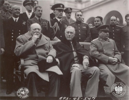 „Wielka trójka” podczas obrad konferencji w Jałcie w lutym 1945 r. z udziałem przedstawicieli ZSRS, Stanów Zjednoczonych i Wielkiej Brytanii. Siedzą od lewej: Winston Churchill, Franklin Delano Roosevelt, Józef Stalin. Zdjęcie ze zbioru kopii cyfrowych fotografii dokumentujących wydarzenia II wojny światowej pozyskanych z Narodowej Agencji Archiwów i Nagrań w College Park w stanie Maryland w USA (fot. z zasobu IPN)