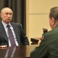 Władimir Putin z dyrektorem Federalnej Służby Gwardii Narodowej oraz Naczelnym Dowódcą Gwardii Narodowej Federacji Rosyjskiej Wiktorem Zołotowem. Fot: Kremlin.ru