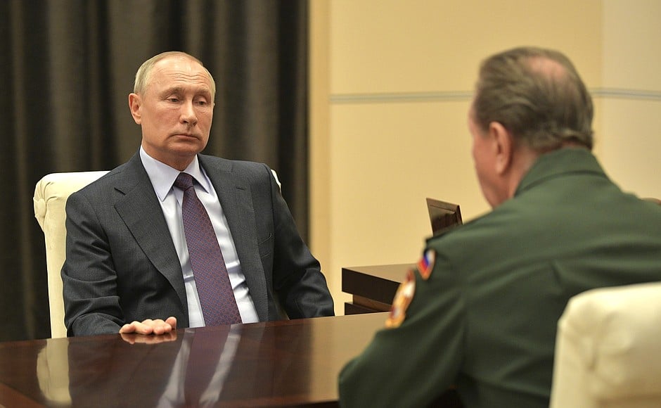 Władimir Putin z  dyrektorem Federalnej Służby Gwardii Narodowej oraz Naczelnym Dowódcą Gwardii Narodowej Federacji Rosyjskiej Wiktorem Zołotowem. Fot: Kremlin.ru