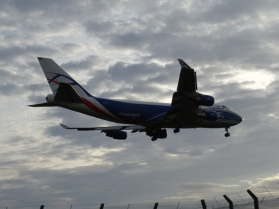 Lądowanie Boeinga 747-446F G-CLAA linii CargoLogicAir na lotnisku East Midlands z Cincinnati w stanie Kentucky o zachodzie słońca. 26 października 2021 r.